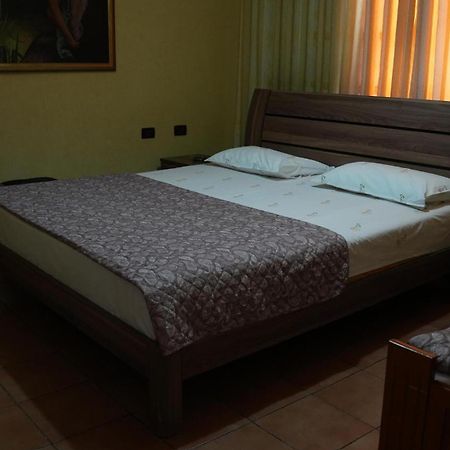 Alen Bar Hotel Tirana Eksteriør billede